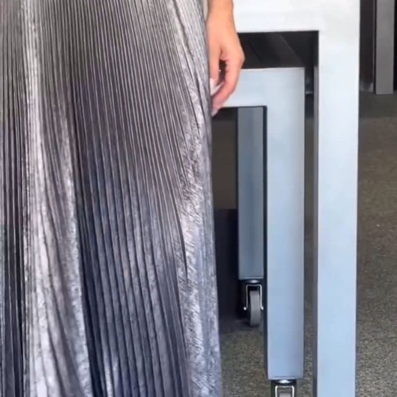 Elegant stickad tröja och metallisk plisserad kjol i set
