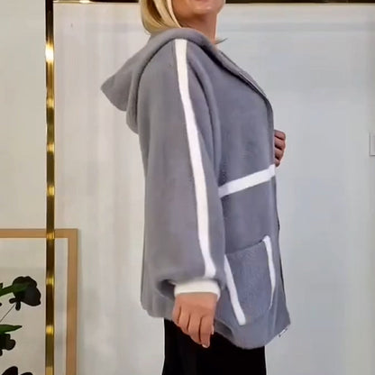 Mjuk och varm jacka med huva och randiga detaljer för damer