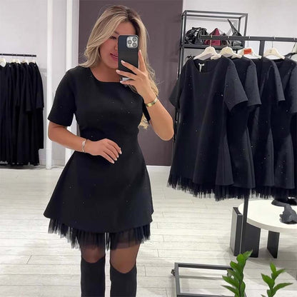 Kvinnors glittrande miniklänning med spetsar och korta ärmar | Elegant och glittrande