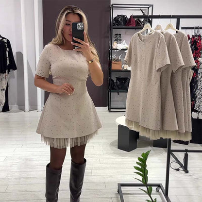 Kvinnors glittrande miniklänning med spetsar och korta ärmar | Elegant och glittrande