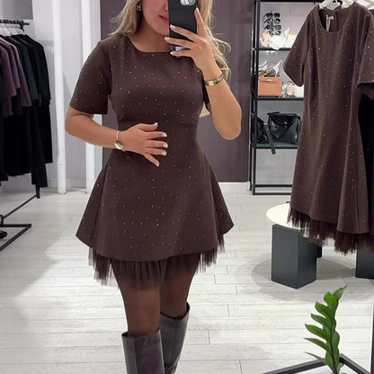 Kvinnors glittrande miniklänning med spetsar och korta ärmar | Elegant och glittrande