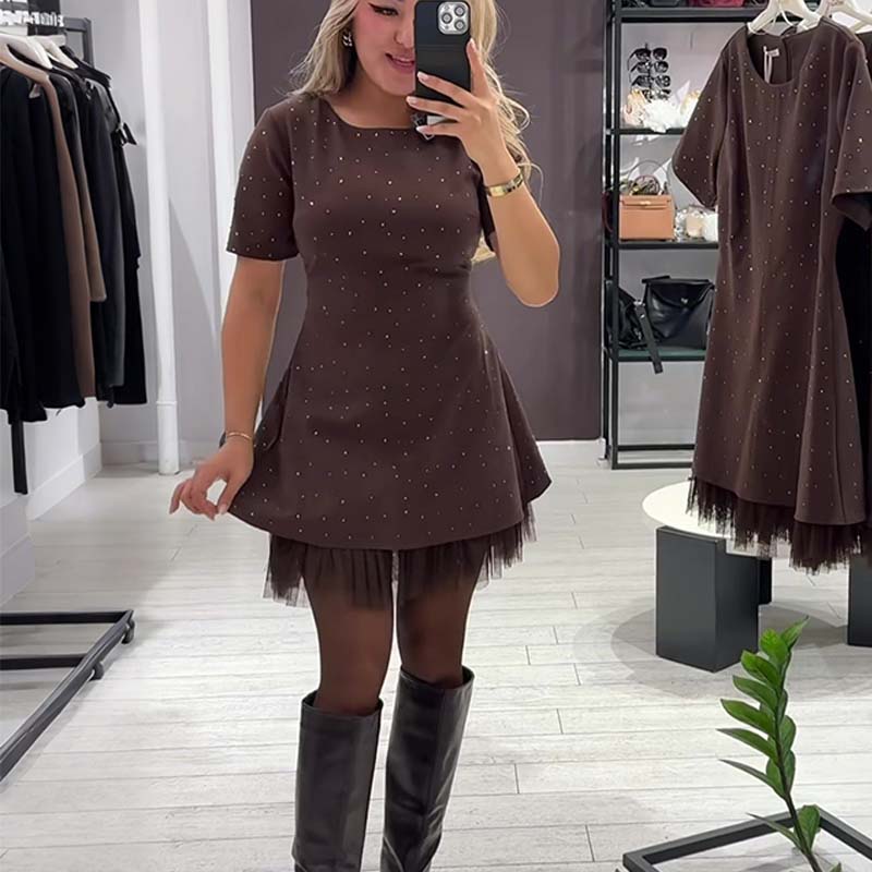 Kvinnors glittrande miniklänning med spetsar och korta ärmar | Elegant och glittrande