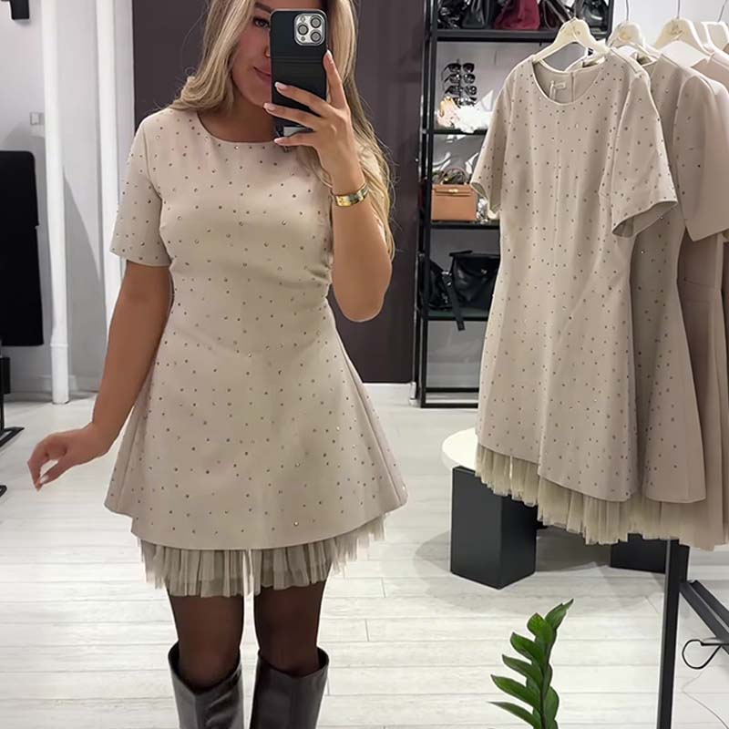 Kvinnors glittrande miniklänning med spetsar och korta ärmar | Elegant och glittrande