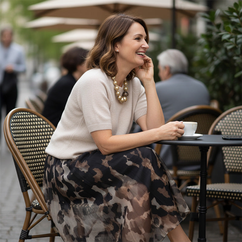 Tvådelat set för kvinnor med tröja och fladdrande leopardmönstrad kjol