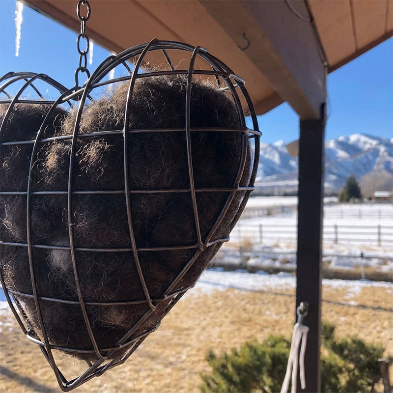 🕊️ Handgjort hjärta fyllt med bobyggarmaterial till fåglarna