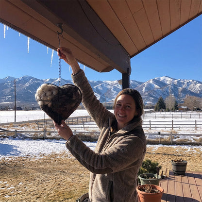 🕊️ Handgjort hjärta fyllt med bobyggarmaterial till fåglarna