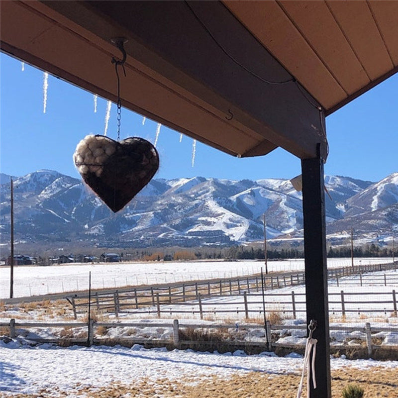 🕊️ Handgjort hjärta fyllt med bobyggarmaterial till fåglarna