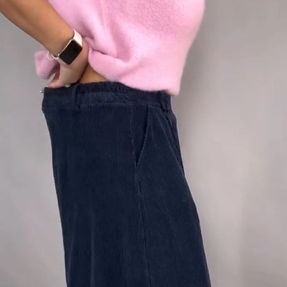 Komfortabel chic: Stickad topp och lösa byxor med vida ben