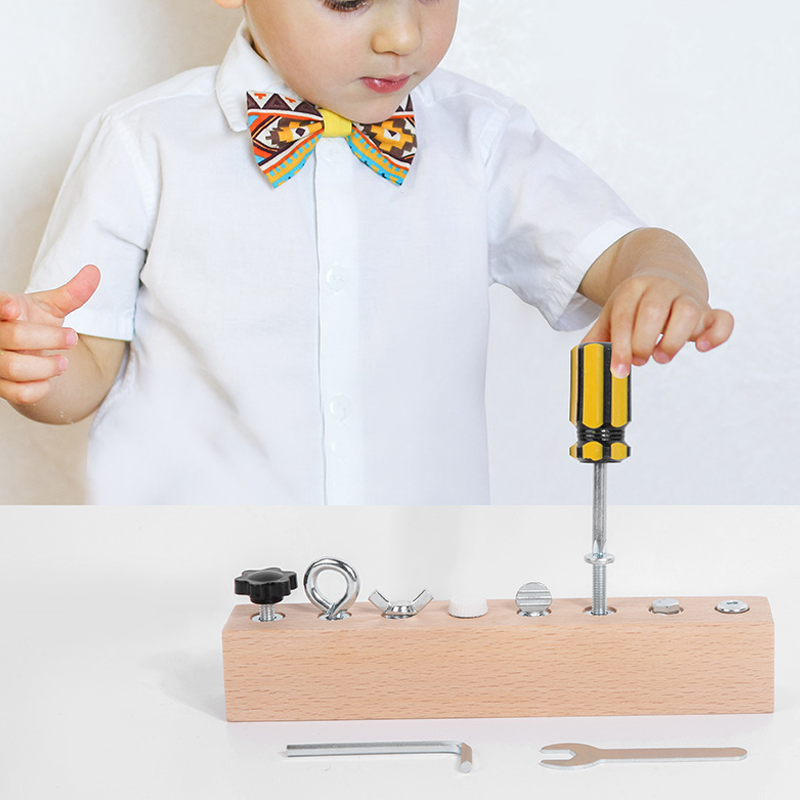 Montessori träleksak med skruvbräda
