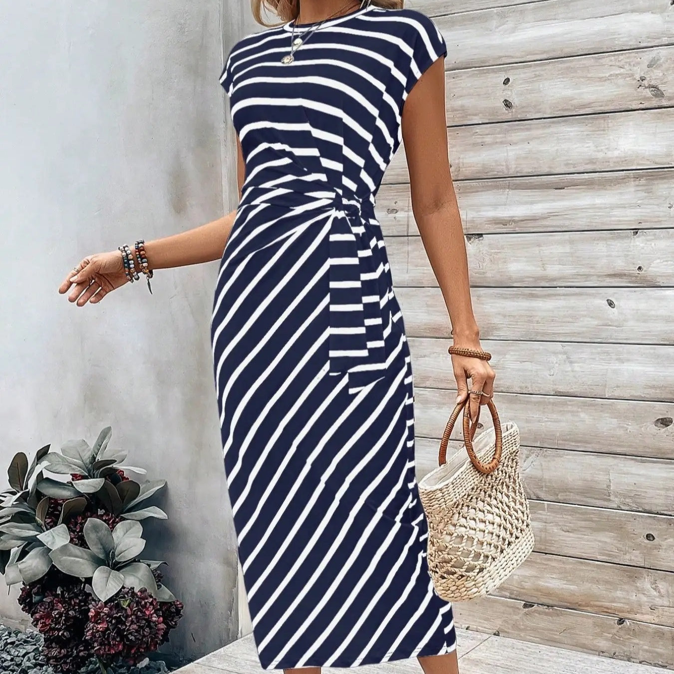 👗 60 % RABATT! 💃 Elegant klänning med knuten midja – smickrande passform, flödande tyg och perfekt för speciella tillfällen ✨