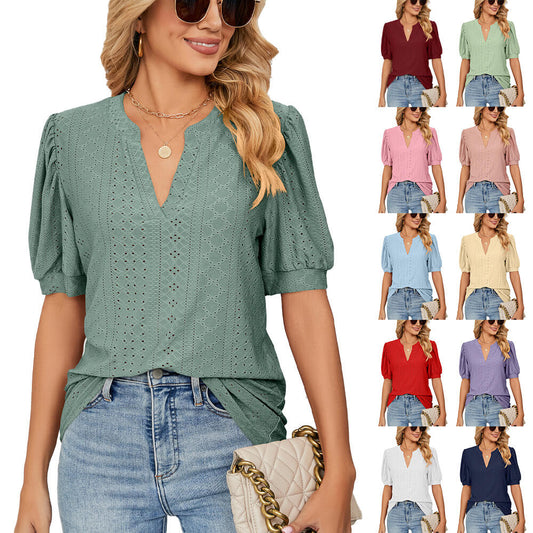 👚 50 % RABATT 🌸 Enfärgad damskjorta med V-ringning och utskärningar – Lätt tyg, flödande design med utskurna detaljer – perfekt för en elegant eller avslappnad look, både på sommaren och på kontoret ✨