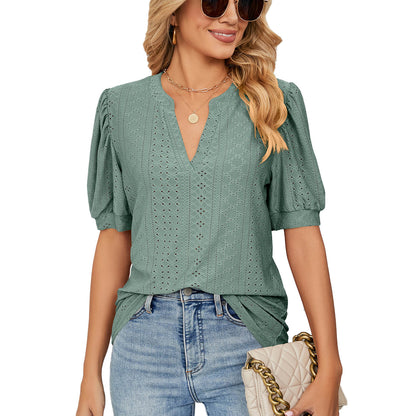 👚 50 % RABATT 🌸 Enfärgad damskjorta med V-ringning och utskärningar – Lätt tyg, flödande design med utskurna detaljer – perfekt för en elegant eller avslappnad look, både på sommaren och på kontoret ✨