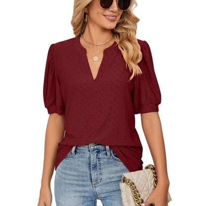 👚 50 % RABATT 🌸 Enfärgad damskjorta med V-ringning och utskärningar – Lätt tyg, flödande design med utskurna detaljer – perfekt för en elegant eller avslappnad look, både på sommaren och på kontoret ✨