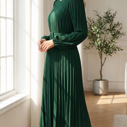 Elegant midilång klänning med långa ärmar, veck och bälte