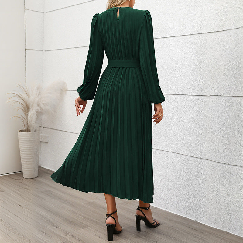 Elegant midilång klänning med långa ärmar, veck och bälte