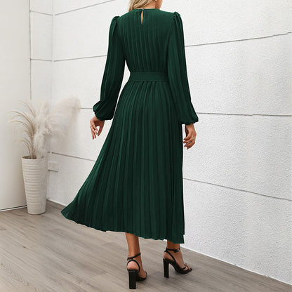 Elegant midilång klänning med långa ärmar, veck och bälte
