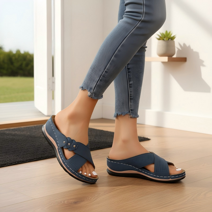 Bekväma sandaler med kilklack och korsade remmar i perforerat material