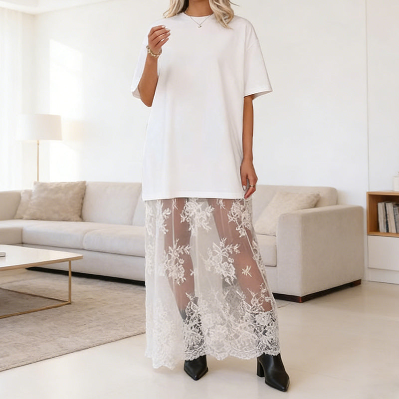 Modern t-shirtklänning med lager på lager och spetskant