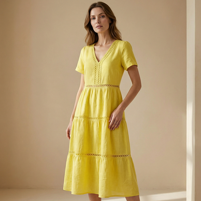 🌸👗✨ Elegant damklänning med V-ringning och spetsdetaljer – feminin, elegant, perfekt för speciella tillfällen. 🕊️