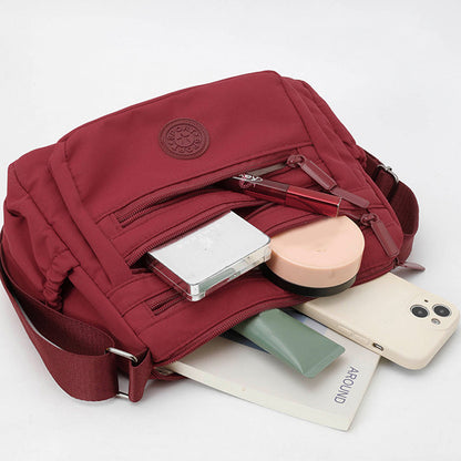Lätt crossbody-väska i nylon med flera fickor