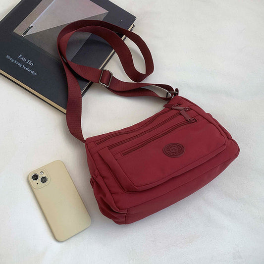 Lätt crossbody-väska i nylon med flera fickor