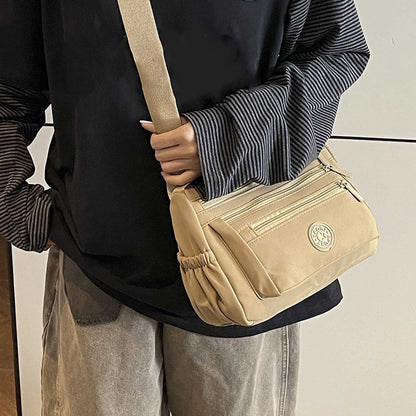 Lätt crossbody-väska i nylon med flera fickor