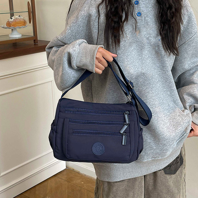 Lätt crossbody-väska i nylon med flera fickor