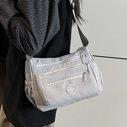 Lätt crossbody-väska i nylon med flera fickor