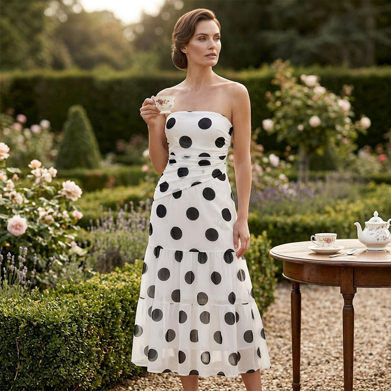 Elegant axelbandslös klänning med polka-mönster och volanger