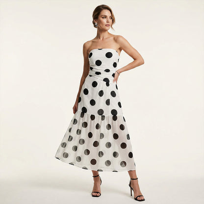 Elegant axelbandslös klänning med polka-mönster och volanger