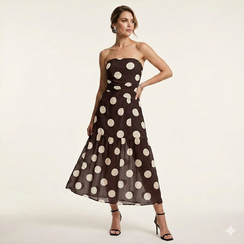 Elegant axelbandslös klänning med polka-mönster och volanger