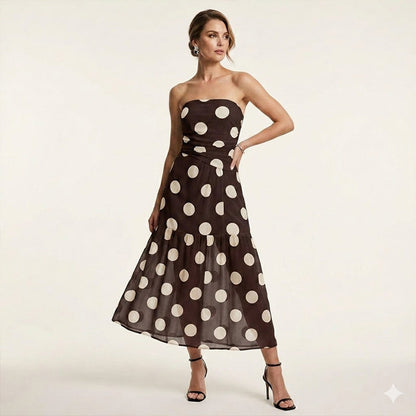 Elegant axelbandslös klänning med polka-mönster och volanger