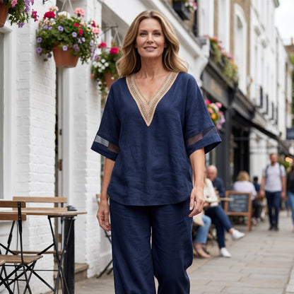 Set med elegant topp med V-ringning och byxor med vida ben