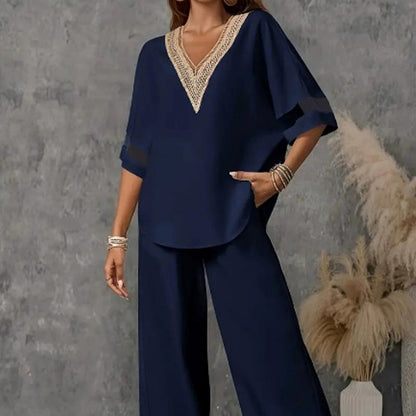 Set med elegant topp med V-ringning och byxor med vida ben