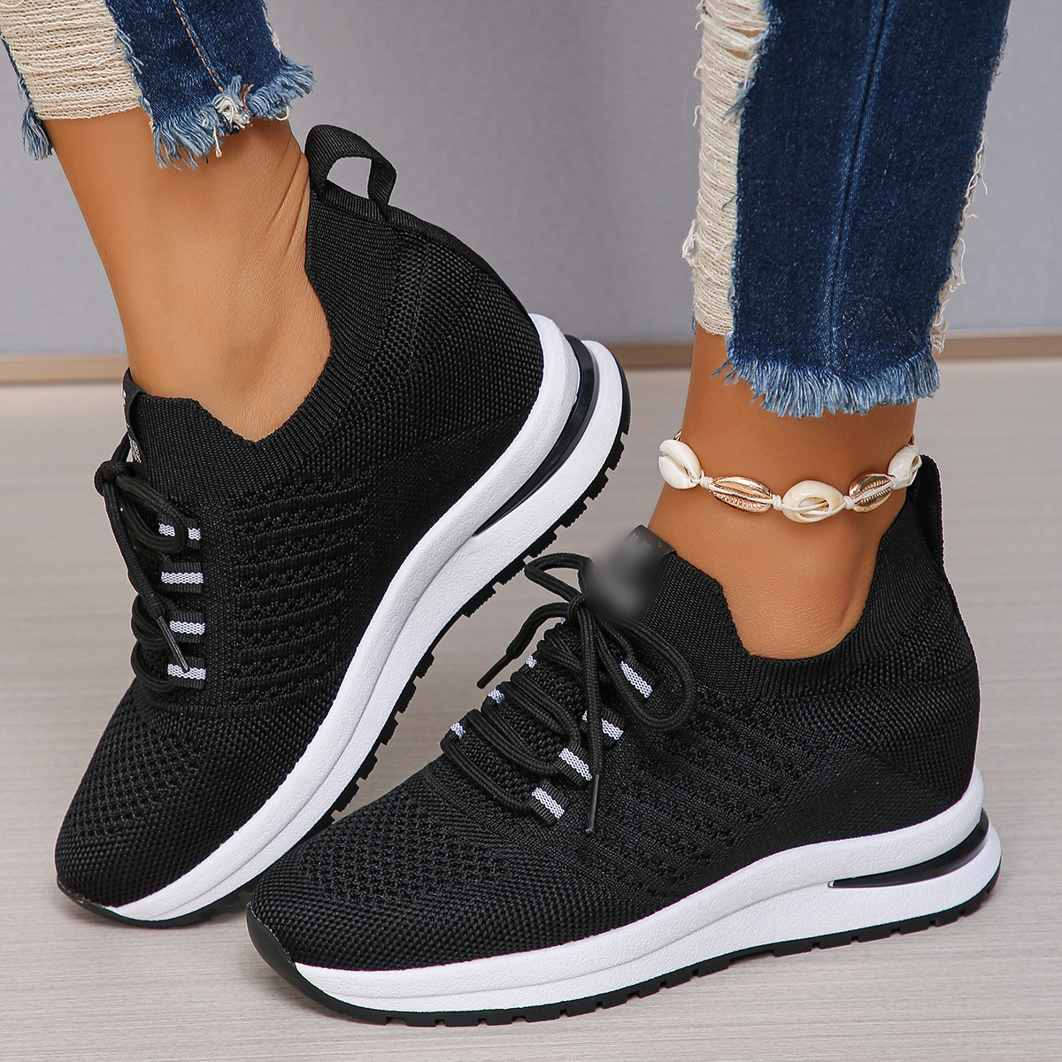 Andningsbara sneakers med kilklack i mesh för dam