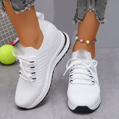 Andningsbara sneakers med kilklack i mesh för dam