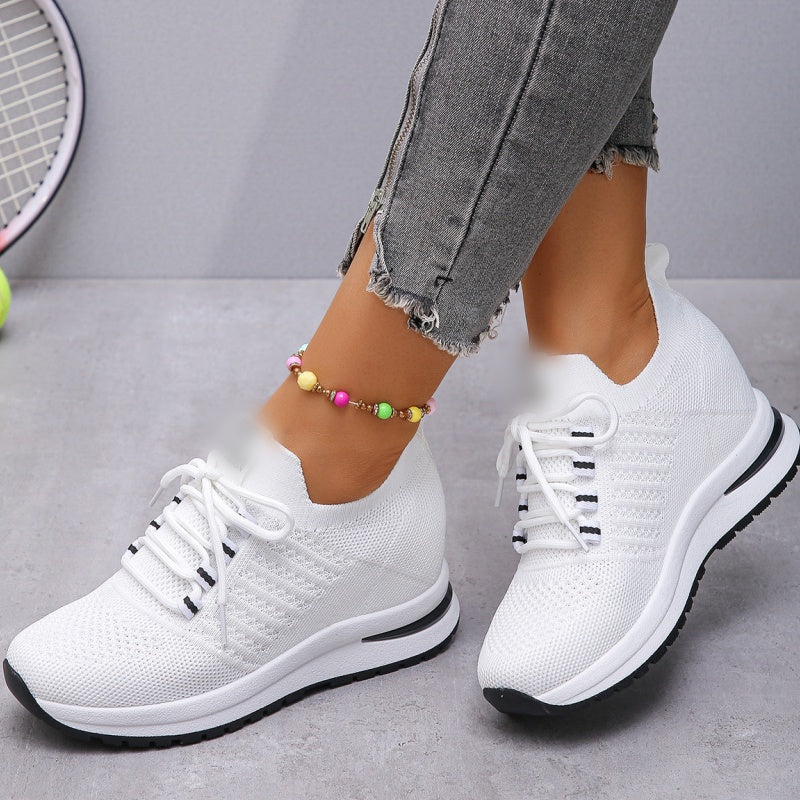 Andningsbara sneakers med kilklack i mesh för dam