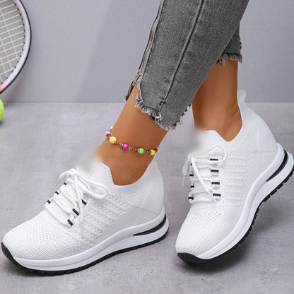 Andningsbara sneakers med kilklack i mesh för dam