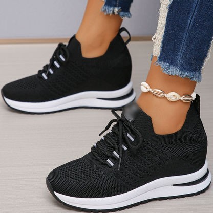 Andningsbara sneakers med kilklack i mesh för dam
