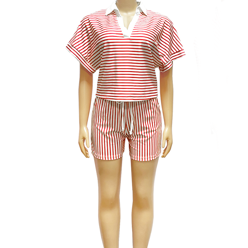 Set med randig kortärmad skjorta och shorts för dam