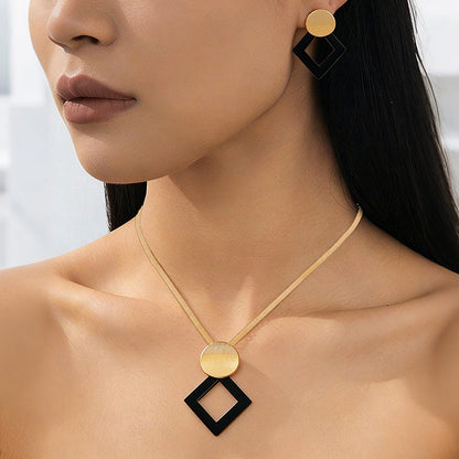 ✨ 50% RABATT NU! 💎 Modern Geometriskt Smyckesset – Guldpläterat, Lättvikts Platt Ormkedja & Matchande Örhängen – Chic & Elegant För Kvällsevenemang 🎁