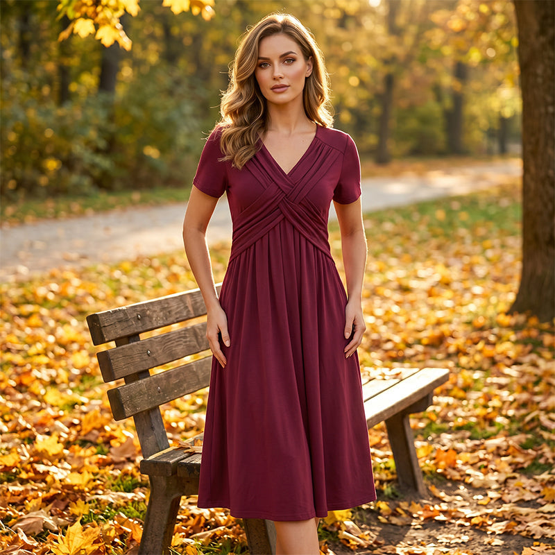 👗✨ Plisserad V-ringad klänning med kors och fickor