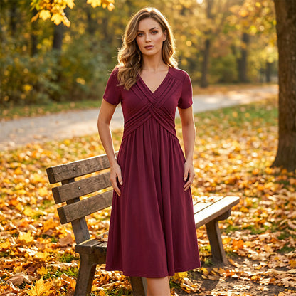 👗✨ Plisserad V-ringad klänning med kors och fickor