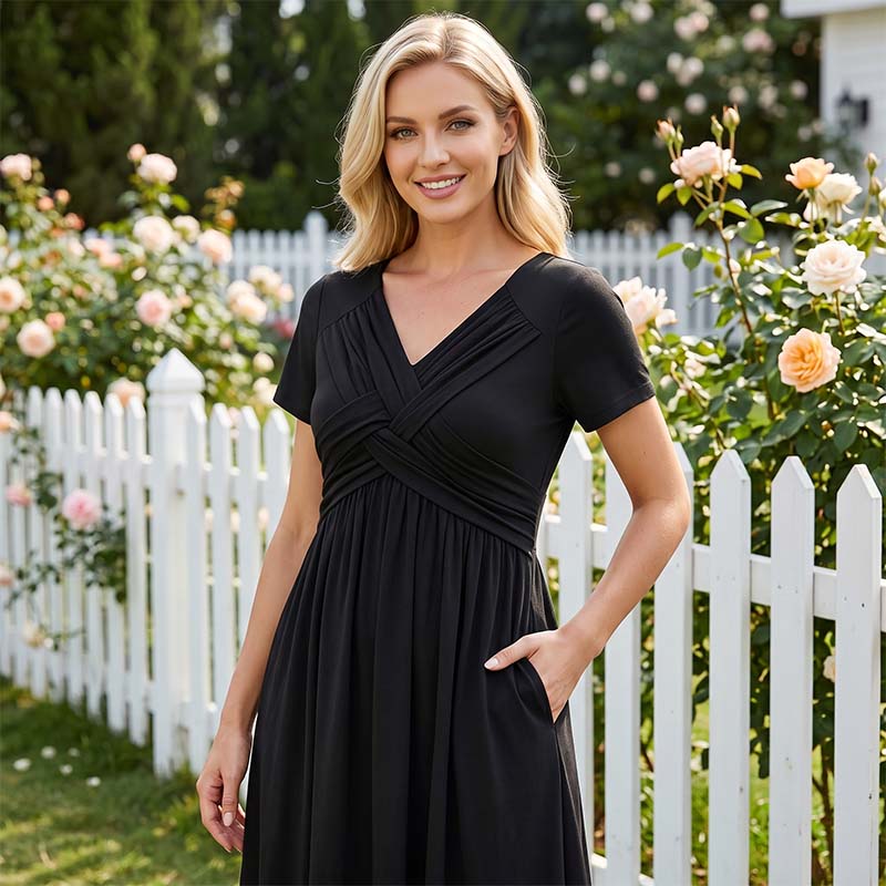 👗✨ Plisserad V-ringad klänning med kors och fickor
