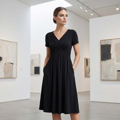 👗✨ Plisserad V-ringad klänning med kors och fickor