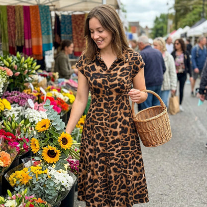 Elegant klänning med uppvikt krage och leopardmönster för dam
