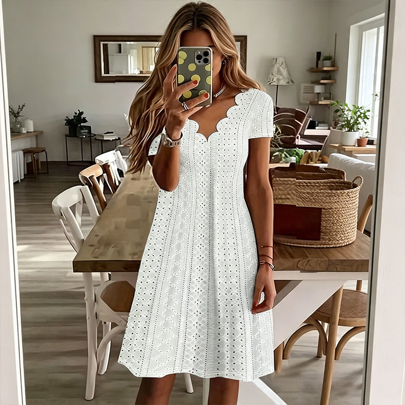 👗Vårt bästa val – Klänning med V-ringning och hålbroderi samt vågig kant – Lätt och romantisk för trädgårdsfester eller brunch 🌿
