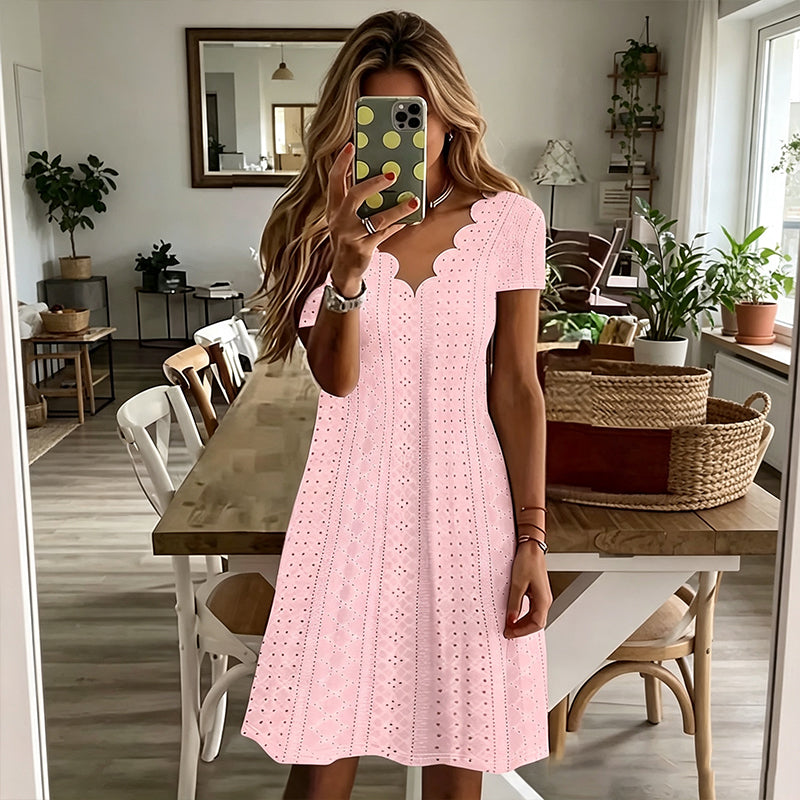 👗Vårt bästa val – Klänning med V-ringning och hålbroderi samt vågig kant – Lätt och romantisk för trädgårdsfester eller brunch 🌿