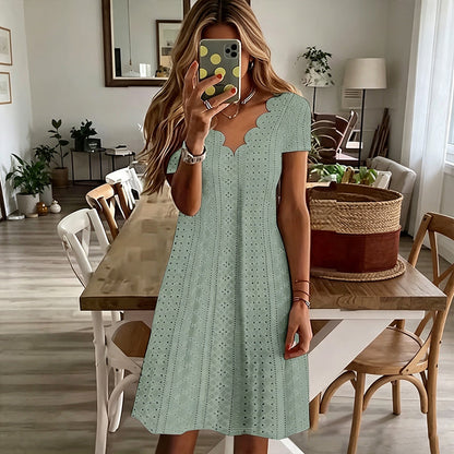 👗Vårt bästa val – Klänning med V-ringning och hålbroderi samt vågig kant – Lätt och romantisk för trädgårdsfester eller brunch 🌿