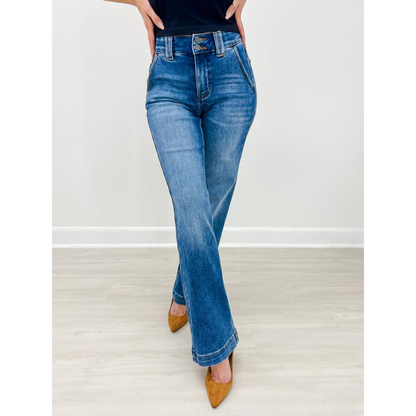 Dammjeans med hög midja och utsvängda ben – stretchdenim i slim fit med dubbla knappar i midjan